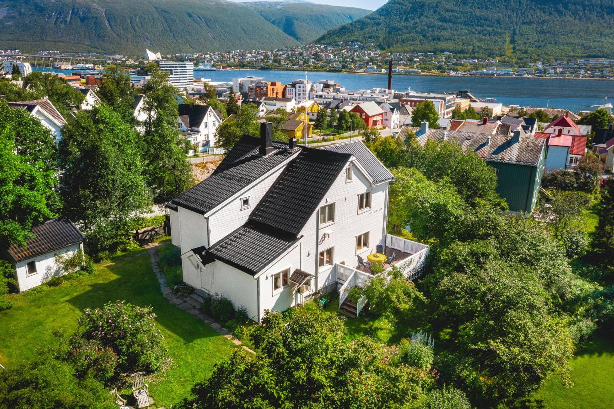 Historical Villa & Green Sanctuary In City Center Tromso Bagian luar foto
